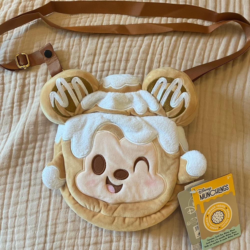 Disney Parks Munchlings Cinnamon Swirl Bun Mickey Mouse Crossbody NWT - Picture 2 of 4
